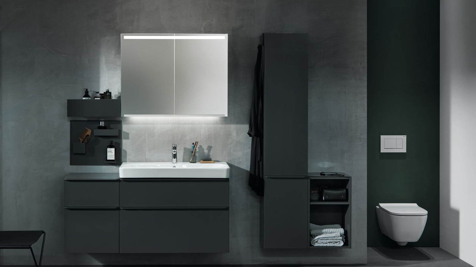 A wall-hung Geberit Smyle Square WC installed in a niche