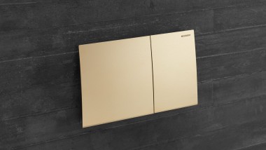 Stainless steel Geberit Sigma70 in brass (© Geberit)