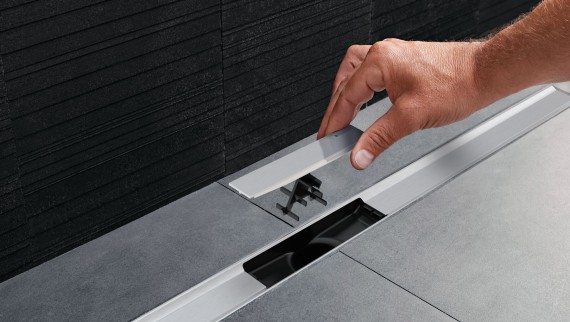 Geberit shower drain from the CleanLine series – comb insert which can be rinsed