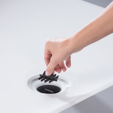 Hair catcher integrated into the drain of the Geberit Setaplano shower surface