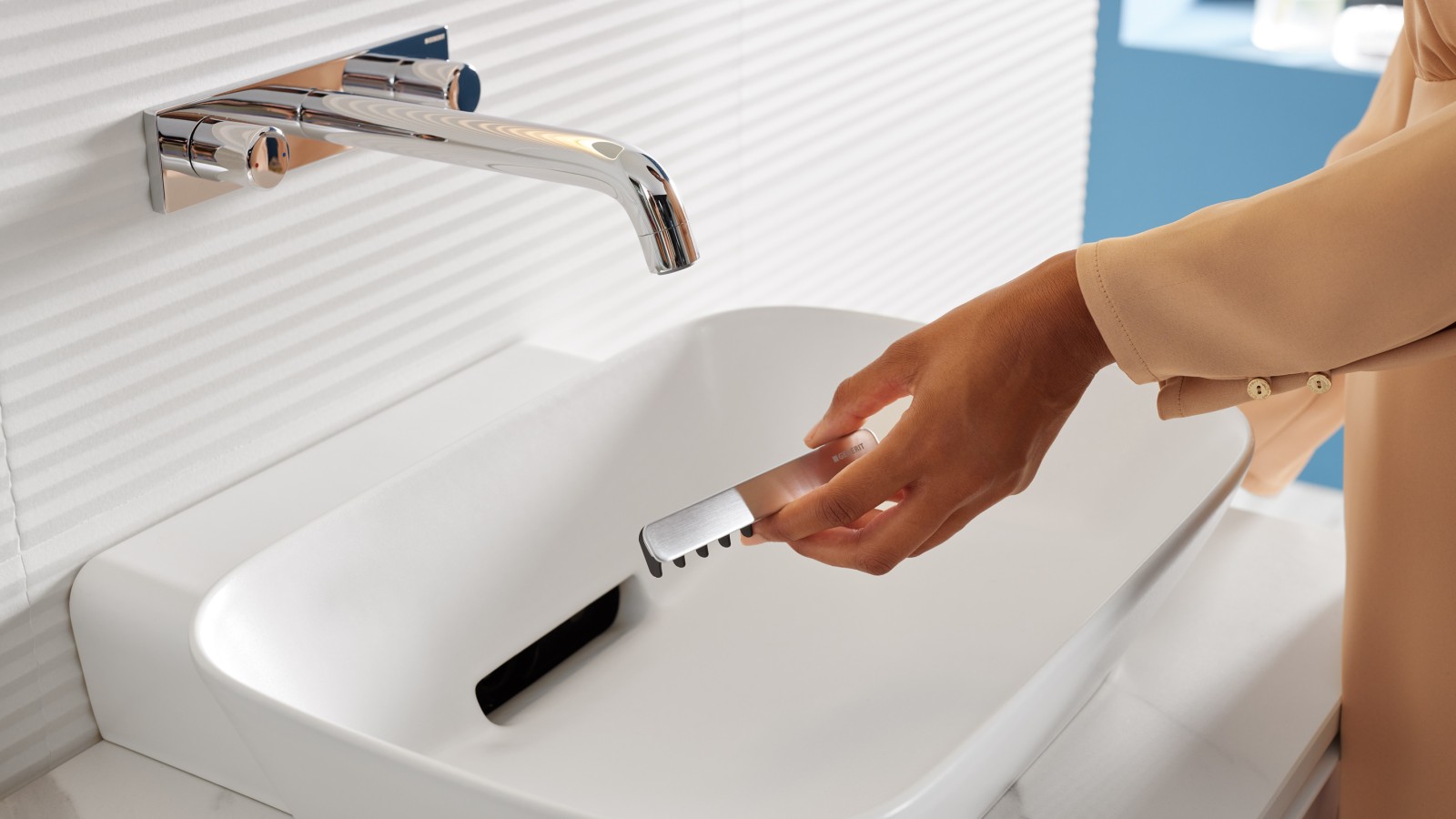 Washbasin drain with comb insert can be easily removed thanks to the magnetic bracket