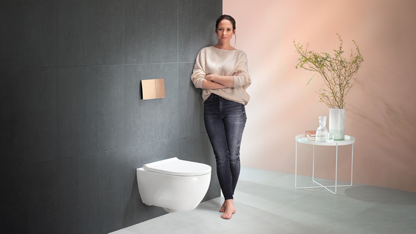 Woman next to the Geberit toilet system Woman next to the Geberit toilet system