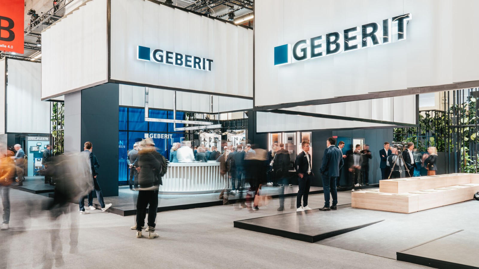 Geberit booth with visitors Geberit booth with visitors
