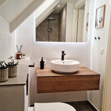 Renovated bathroom with roof pitch, wall-hung Geberit Acanto WC and round washbasin from the Geberit VariForm series (© @triner2 and @strandparken3)