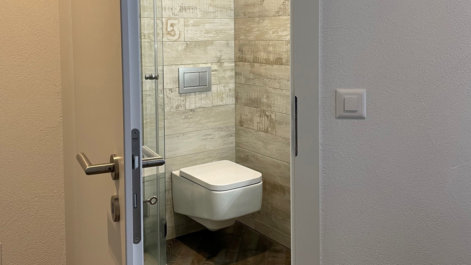 Bathroom door that opens outwards Bathroom door that opens outwards