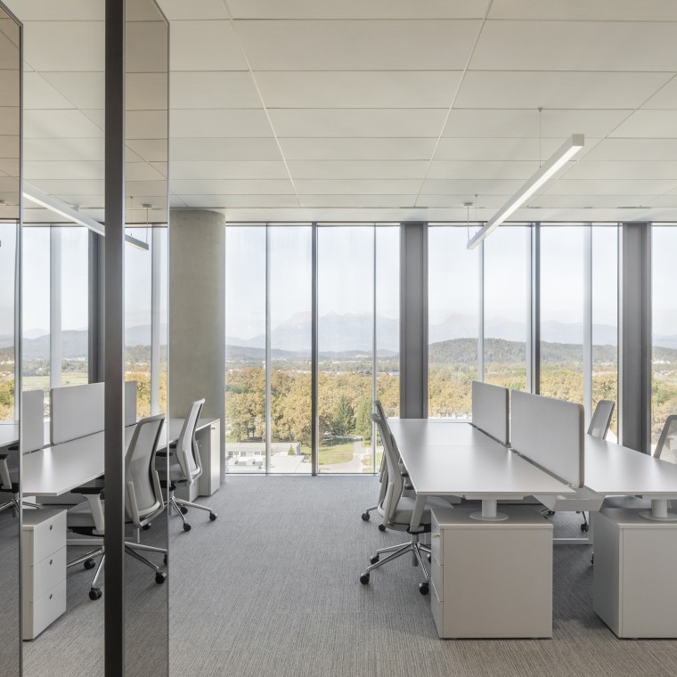 Workspaces on nine floors: the office modules can be combined or expanded as required by tenants (© Ana Skobe)