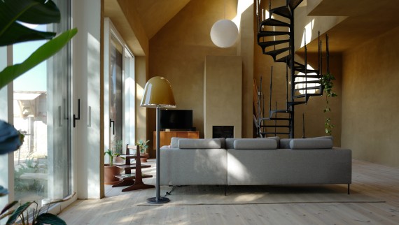 Flooded with light: the “Haus am Hof” is bright and inviting thanks to generous glazing (© Anna W.)