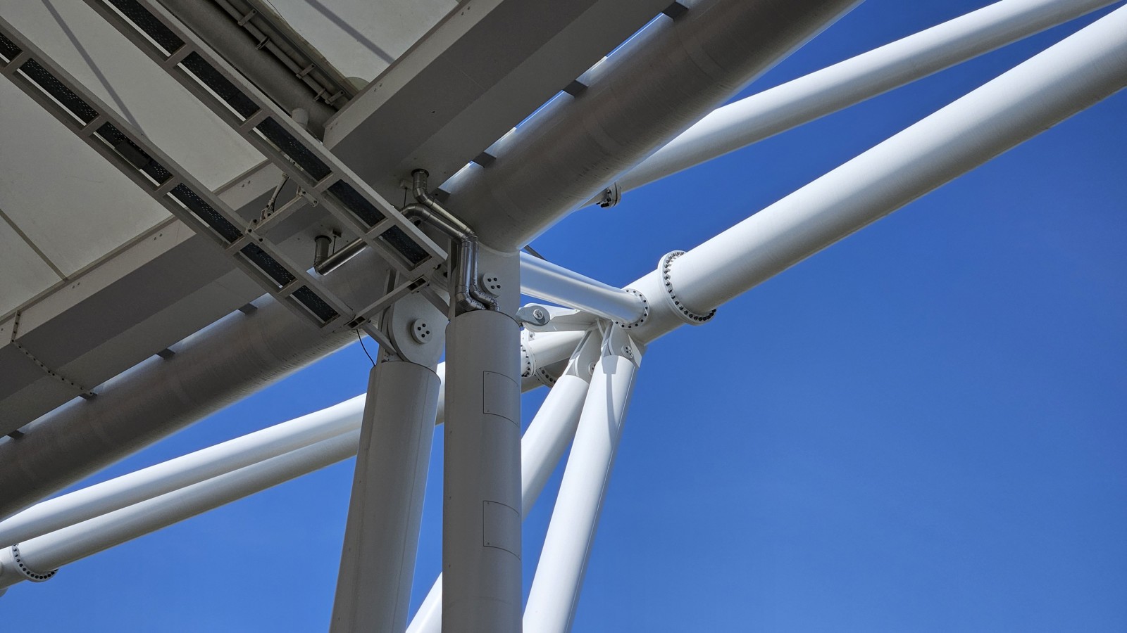 Hidden in the beams: The Geberit Pluvia roof drainage system is concealed (© Geberit)