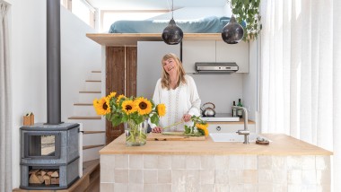 Marjolein Jonker from the Netherlands in her Tiny House (© Chiela van Meerwijk)