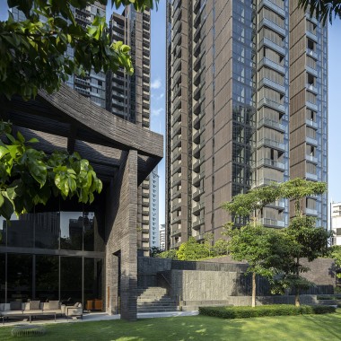 With 30 storeys, the two residential towers of the Martin Modern complex soar into the Singapore skyline (© Darren Soh)