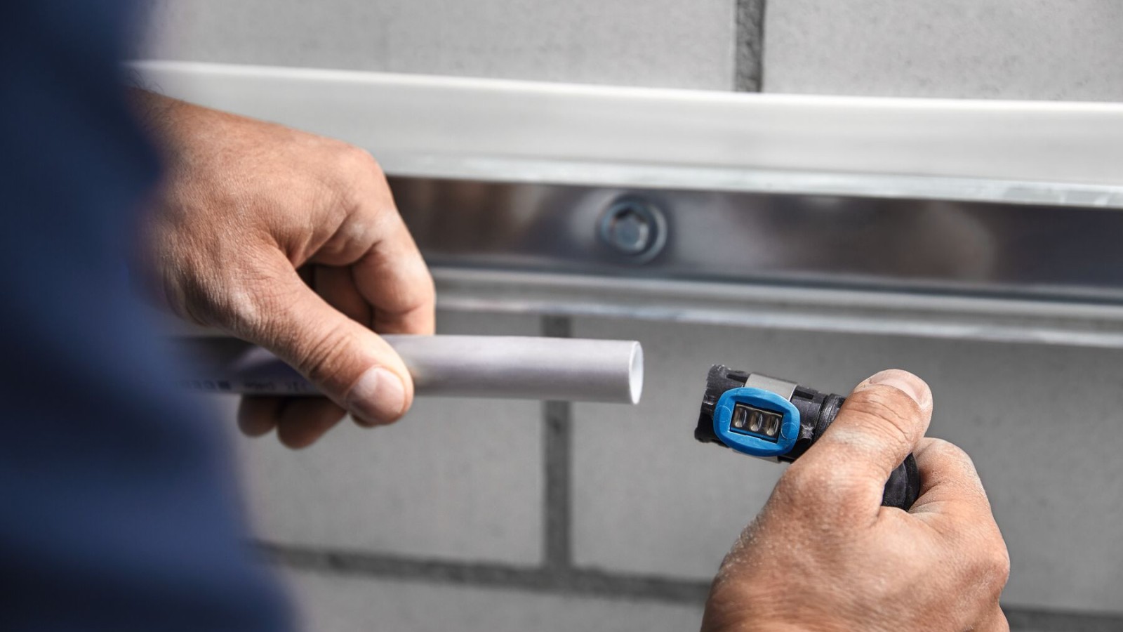 The Geberit FlowFit fitting can be fitted directly once cut to length