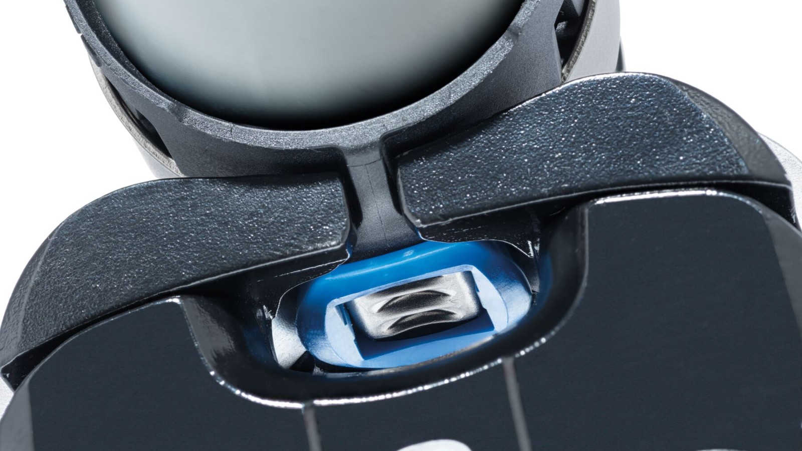 Guiding the tool through the pressing indicator with Geberit FlowFit