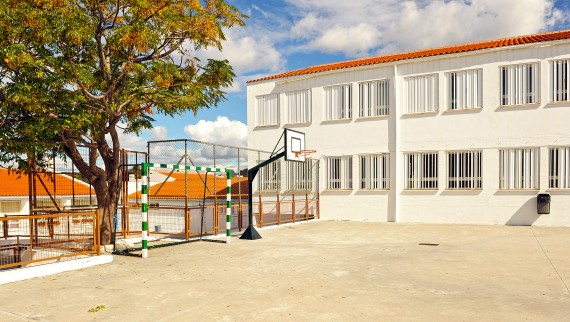 Geberit Connect in use to ensure drinking water hygiene in schools, nurseries and other public buildings (© 2018 joserpizarro / Shutterstock) Geberit Connect in use to ensure drinking water hygiene in schools, nurseries and other public buildings (© 2018 joserpizarro / Shutterstock)