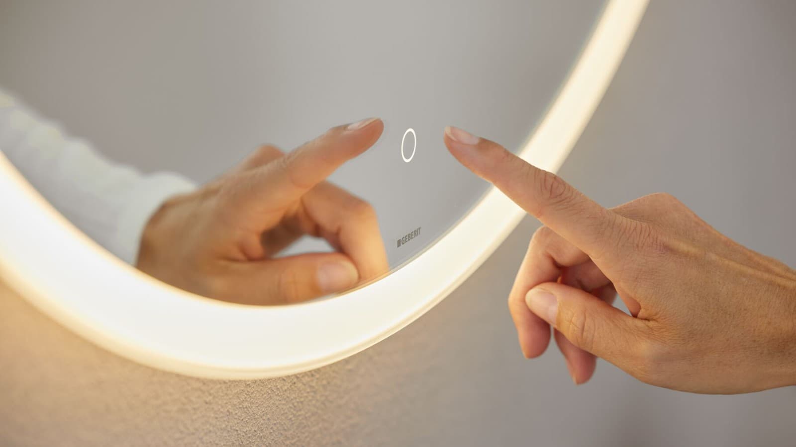 Option Round mirror with touch sensor switch (© Geberit) Option Round mirror with touch sensor switch (© Geberit)