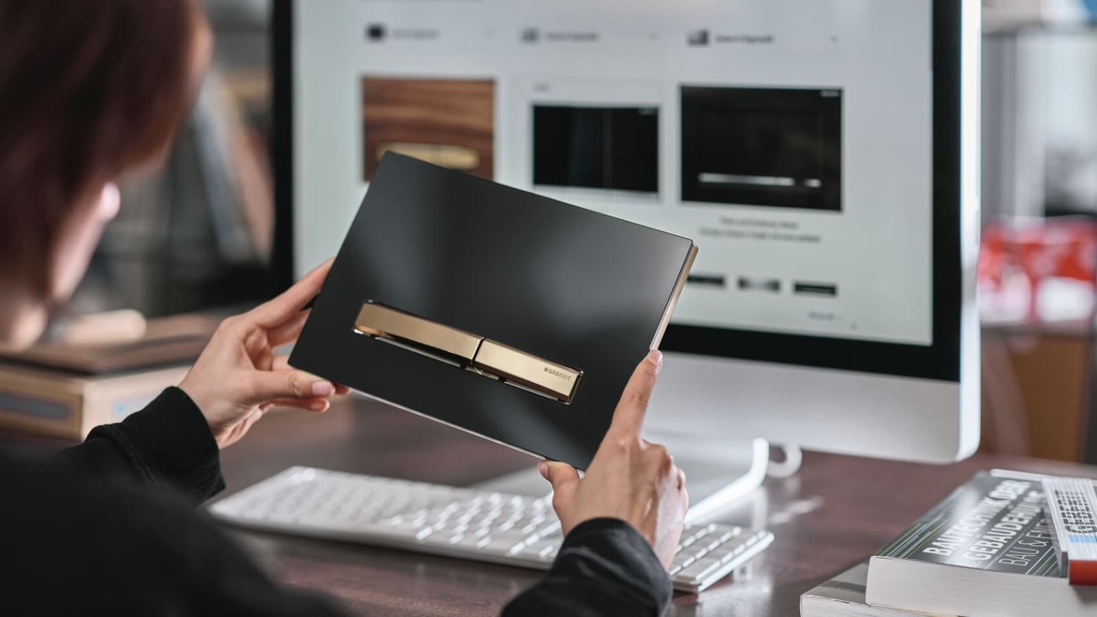 Woman with Geberit Sigma50 flush plate with button in rose gold Woman with Geberit Sigma50 flush plate with button in rose gold