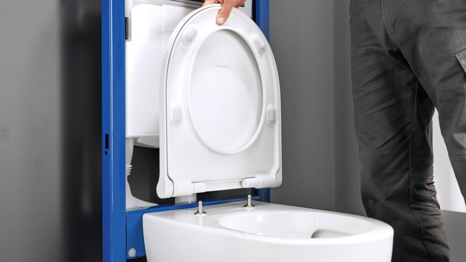 The WC seat is conveniently aligned and fixed from above without a template. The WC seat is conveniently aligned and fixed from above without a template.