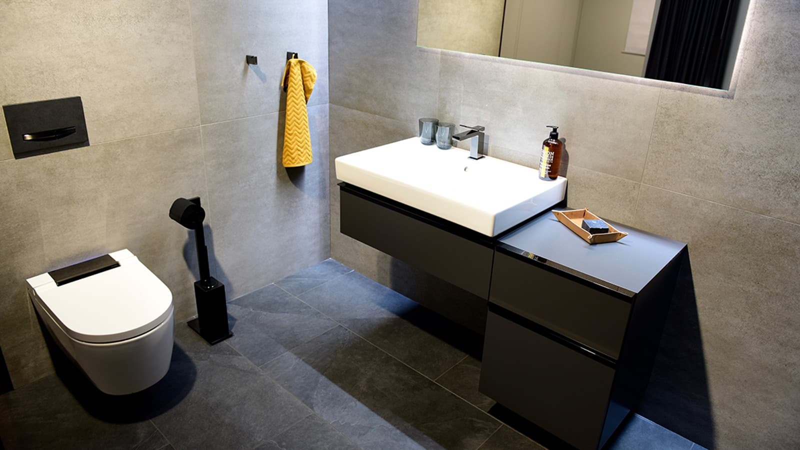 Minimalist look with black chrome in the bathroom Minimalist look with black chrome in the bathroom