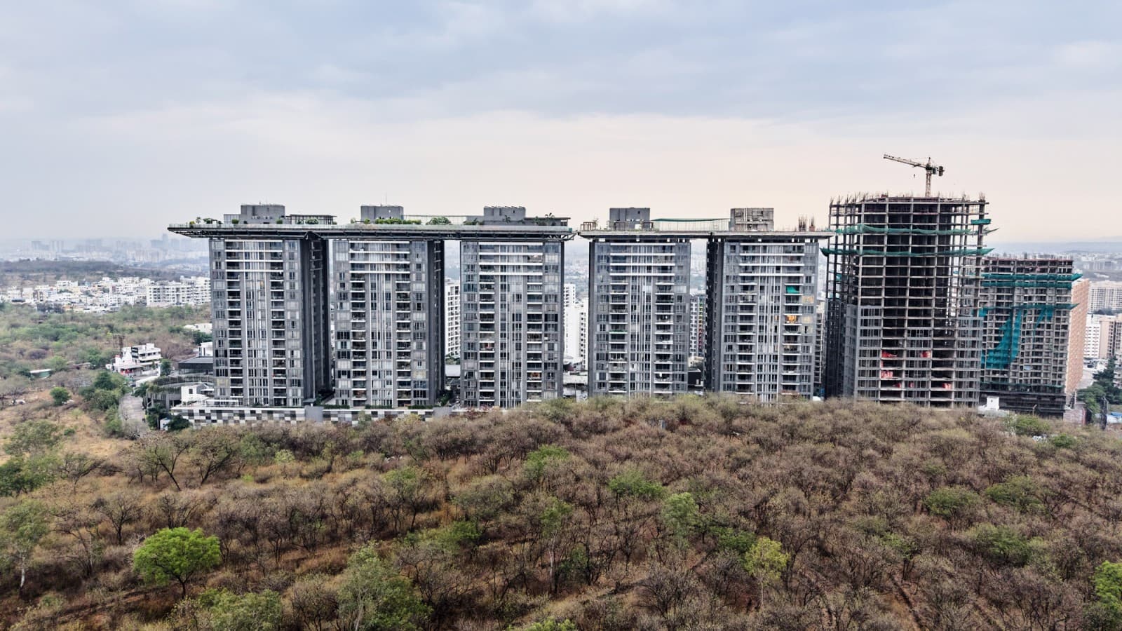 In addition to the five towers that have already been completed, a sixth, slightly taller tower is currently under construction (© Severin Jakob) In addition to the five towers that have already been completed, a sixth, slightly taller tower is currently under construction (© Severin Jakob)