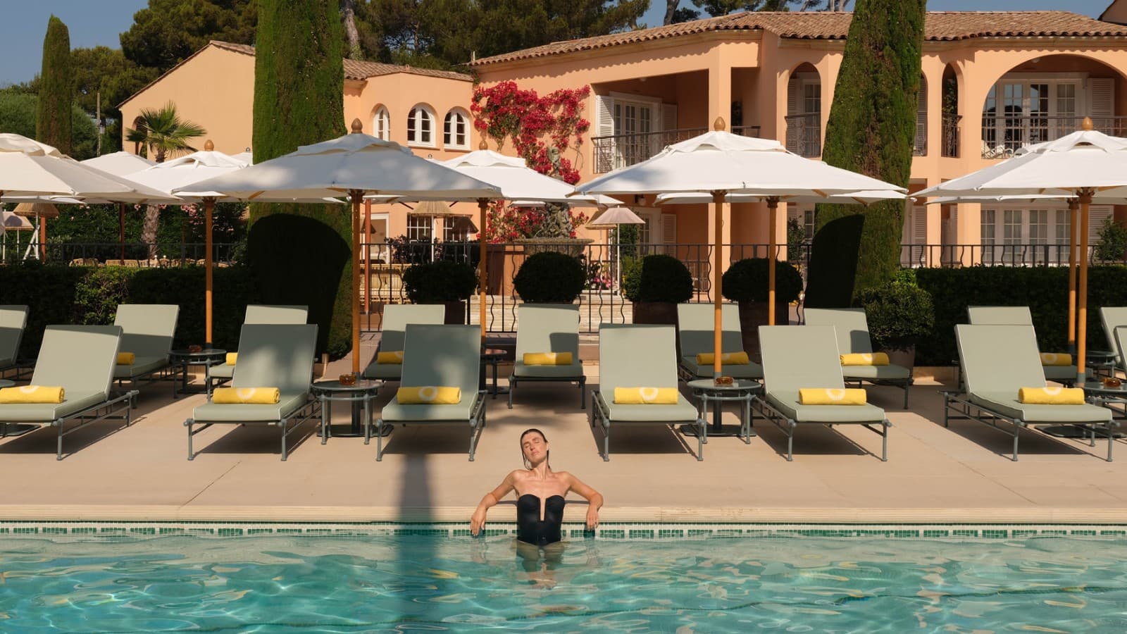 Pool in front of Villa Miraé in Antibes (© Marion Butet Studio) Pool in front of Villa Miraé in Antibes (© Marion Butet Studio)